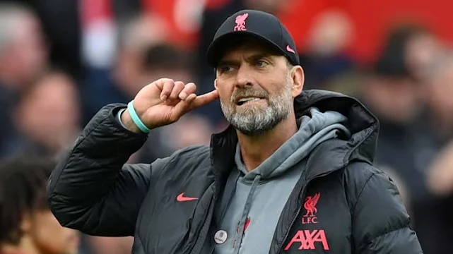 Jurgen Klopp a coupé court aux rumeurs persistantes l'envoyant au FC Barcelone, confirmant son intention de ne pas prendre la tête du club catalan la saison prochaine.  Malgré les efforts de Joan Laporta, président du Barça, pour le convaincre, des sources proches de l'entraîneur allemand ont révélé son désir de prendre du repos après sept années intenses à la tête de Liverpool. Cette décision met un terme aux spéculations qui enflammaient les supporters barcelonais depuis plusieurs semaines.  L'attrait de Klopp était indéniable. Son palmarès impressionnant, marqué par une Ligue des champions et un titre de Premier League avec Liverpool, allié à son style de jeu offensif et charismatique, en faisait un candidat idéal pour le Barça, en quête de renouveau et de succès.  Cependant, la décision de Klopp souligne l'importance du bien-être personnel des entraîneurs, souvent soumis à une pression immense. Le technicien allemand, connu pour son approche humaine et sa proximité avec ses joueurs, a préféré privilégier sa santé mentale et son équilibre personnel.  Le FC Barcelone se voit donc contraint de revoir ses plans. Hansi Flick, ancien entraîneur du Bayern Munich, semble désormais en pole position pour prendre les rênes de l'équipe.