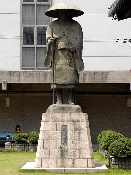 Shinran statue
