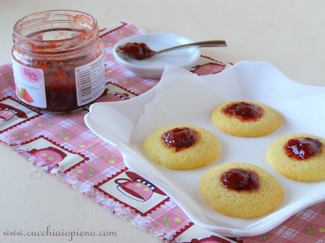 Deliciosa receita de biscoito e você pode usar a sua geleia preferida!