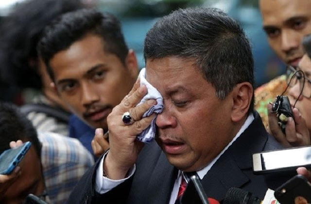 "Jika Pilkada ditunda, maka akan ada risiko politik. Sebab penundaan akan menciptakan ketidakpastian yang baru," ujarnya.