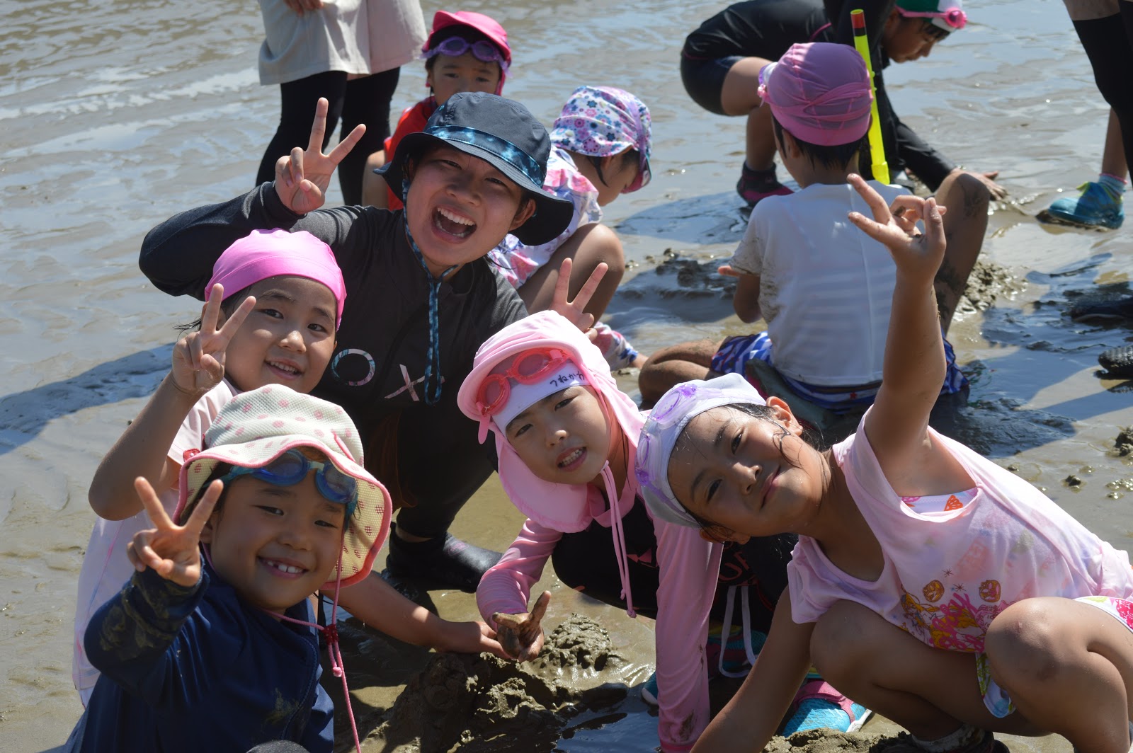 野外 小学生 野外授業をする先生と小学生[11017003421]の写真・イラスト素材 ...