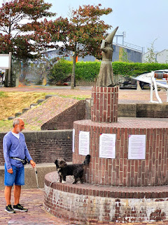 Frau van Stavoren mit Hund