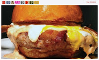 O 'Merica Burger, sanduíche com hambúrguer de bacon moído e mais fatias de bacon frito 