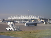 . dalla pianta dell'edificio e delle piste a forma di croce uncinata, . (denverairportterminal)