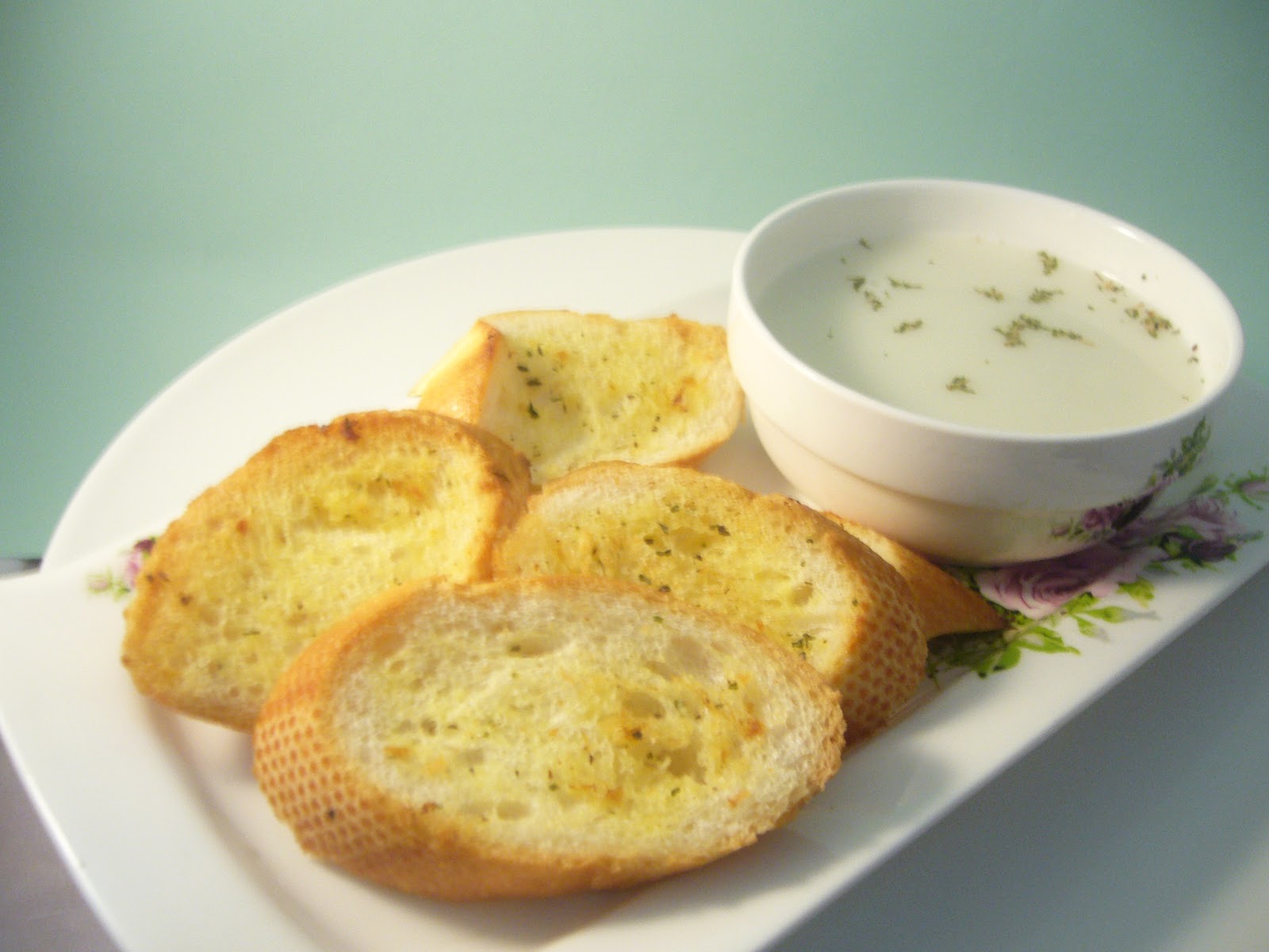 ~Di Sini Segalanya Bermula~: Chicken Soup & Garlic Bread