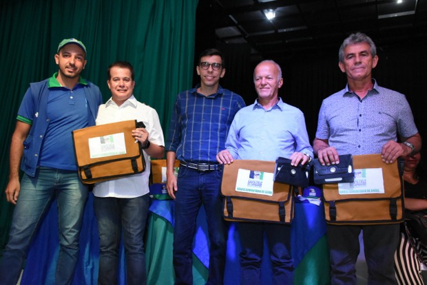 Gafe da gestão rouba a cena e revolta servidores durante entrega de equipamentos para a saúde em Santa Cruz