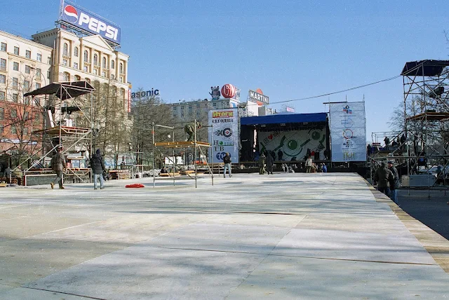 Пушкинская площадь, монтаж сцены митинга в поддержку НТВ