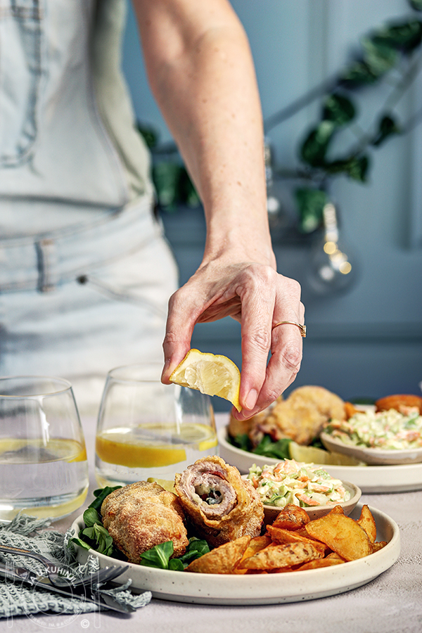 Pohovane svinjske rolnice sa coleslaw salatom