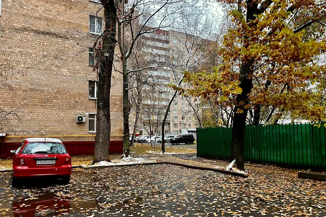 Октябрьская улица, дворы