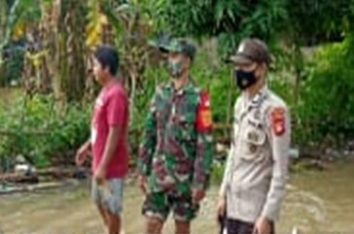 Sinergitas TNI/POLRI di Wilayah Marbo Memantau Lokasi Banjir 