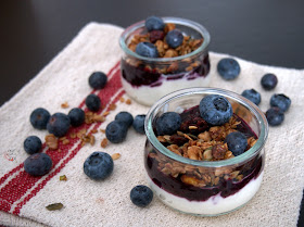 Vasitos de mousse de yogur y mascarpone, con coulis de arándanos y granola casera