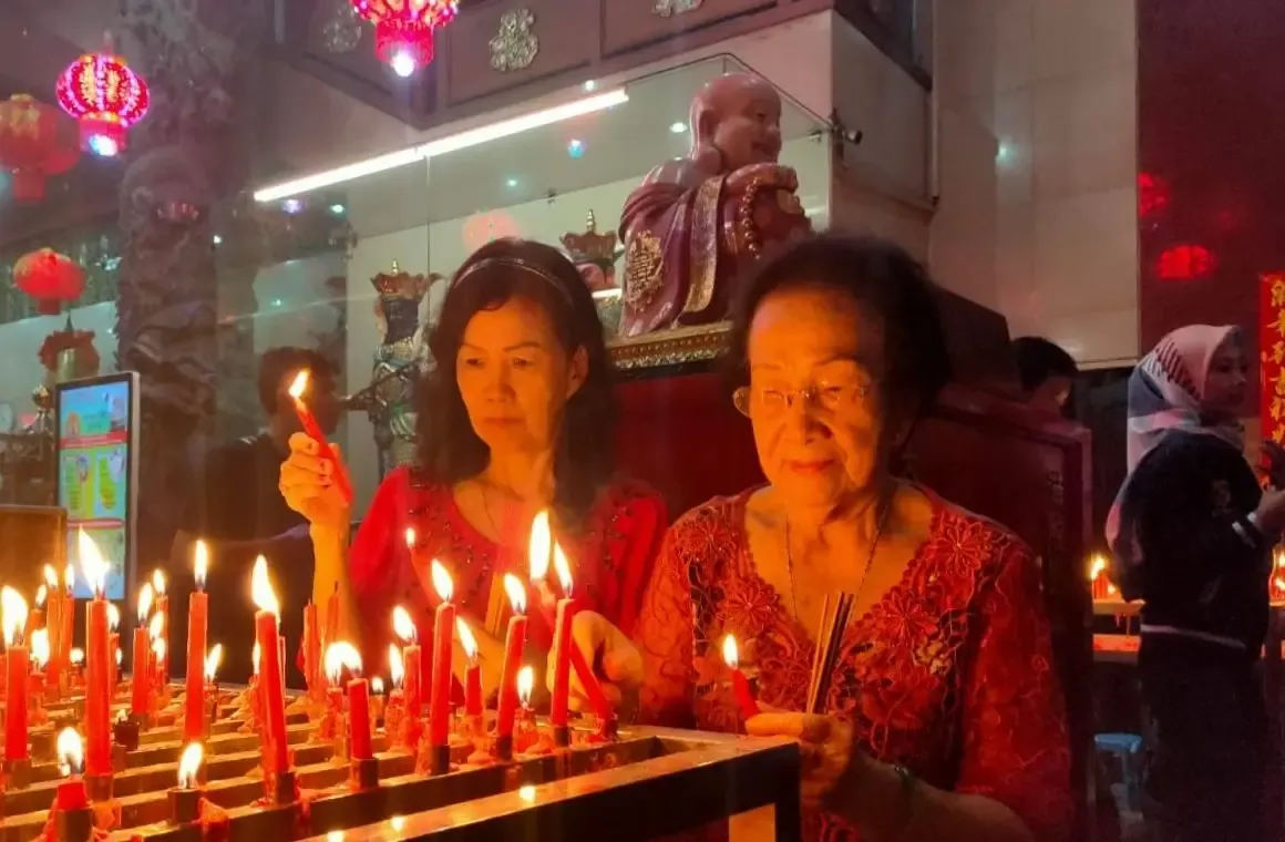 Menyalakan lilin.