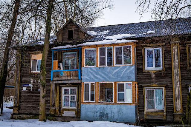 Старый деревянный дом с балконами