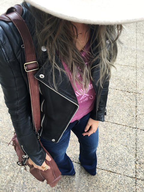 Flare jeans, leather jacket, fall outfit, fall outfit with jeans, outfit sa farmerkama, outfit sa sesirom, toronto blogger, blogger outfit, fashion blogger outfit, canadian fashion blogger, srpkinje, modne blogerke, canadian street style, toronto street style