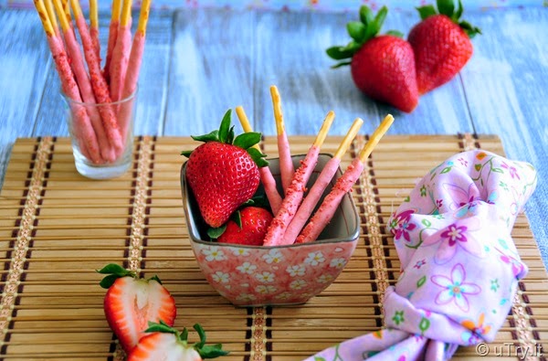 Check out how to make these Homemade Strawberry Pocky 自家製草莓百力滋   http://uTry.it