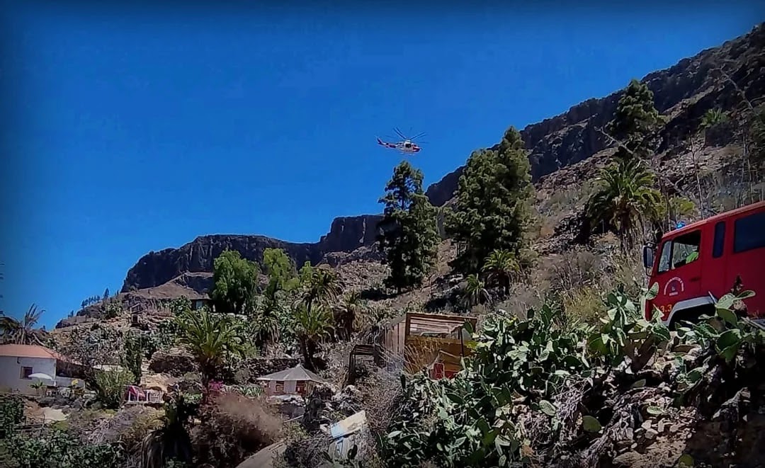 Helicóptero del GES en tareas de rescate (Foto: 1-1-2 Canarias).