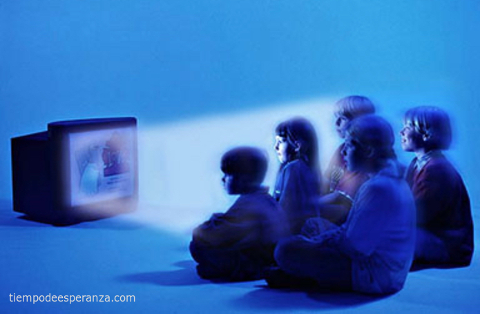 Niños mirando televisión en grupo