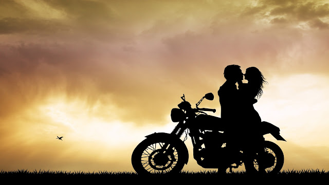 Couple Kissing on motorcycle HD Wallpaper