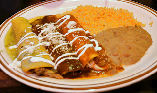 Enchiladas acompañadas con arroz y frijoles