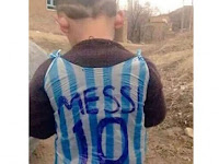 Akhirnya, Penggemar Cilik di Afghanistan Mendapat Kiriman Kaus Messi 