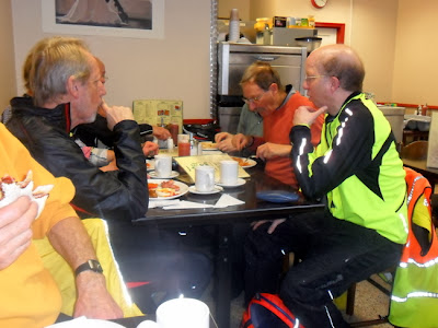 cyclists having breakfast