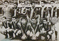 C. F. BARCELONA. Temporada 1961-62. Sadurní, Benítez, Rodri, Gracia, Vergés, Gensana. Zaballa, Kocsis, Eulogio Martínez, Villaverde y Vicente. C. F. BARCELONA 8 REAL SANTANDER S. D. 0 Domingo 01/04/1962. Campeonato de Liga de 1ª División, jornada 30. Barcelona, Nou Camp. GOLES: 1-0: 13’, Eulogio Martínez. 2-0: 26’, Zaballa. 3-0: 35’, Santamaría, en propia puerta. 4-0: 37’, Vicente. 5-0: 41’, Kocsis. 6-0: 43’, Vicente. 7-0: 66’, Kocsis. 8-0: 88’, Vergés.
