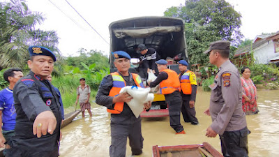 Brimob Aramiah Berikan Sembako Kepada Masyarakat Terdampak Banjir Di Aceh Tamiang