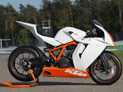 2011 KTM 1190 RC8R on Track First Look