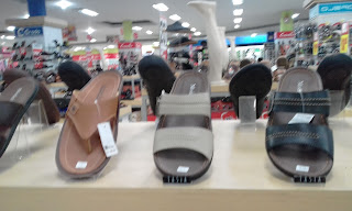 GANTI SANDAL SEBELUM PUTUS DI TENGAH JALAN