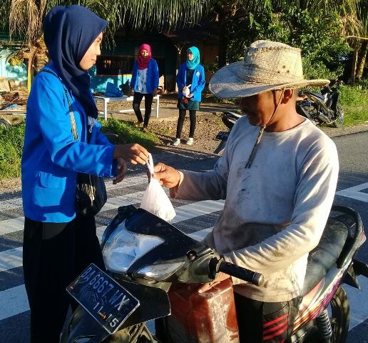 Kenalkan PK PMII STIE Sumbar, 300 Takjil Dibagikan Kepada Masyarakat