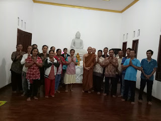 Pindapata di Vihara Vanna Pannya, Desa Wonodadi, Kecamatan Buaya, Kabupaten Kebumen