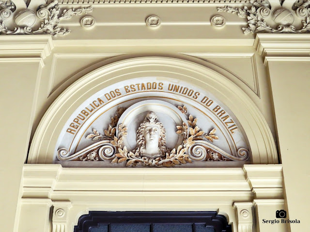 Close-up do frontão da entrada do Palácio Ernesto Leme - Centro - São Paulo