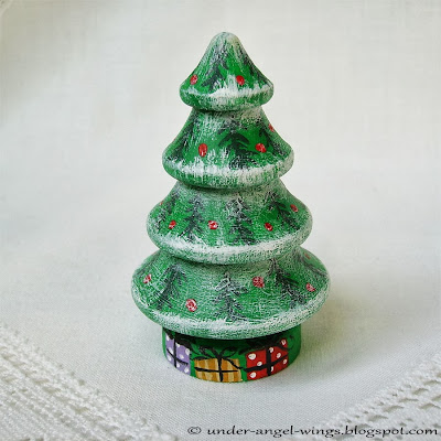 DIY tutorial creating the wooden painted Christmas tree