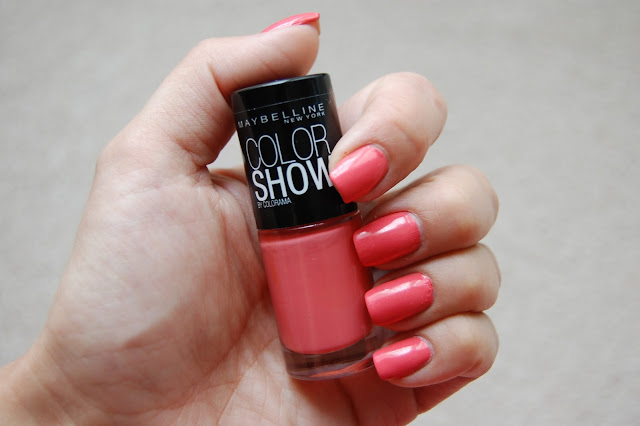 Maybelline Color Show varnish in Coral Craze, on nails