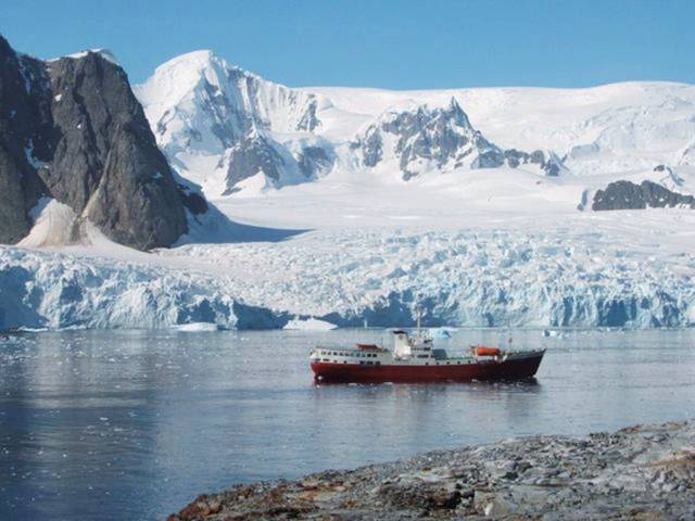 Petermann-Glacier-Blue-River