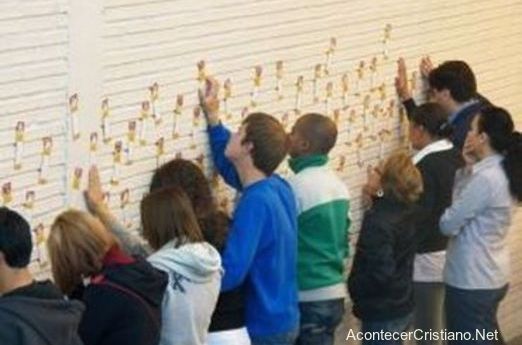 Oración por los misioneros en un muro