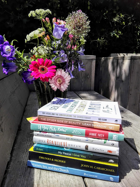 Stapel boeken in de tuin, waarover deze blog gaat.