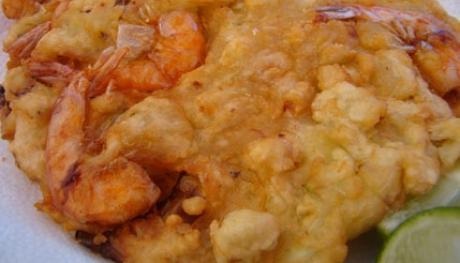 Tempura de camarão e legumes