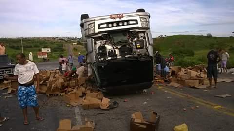 Caminhão emborca no Anel rodoviário em Macajuba
