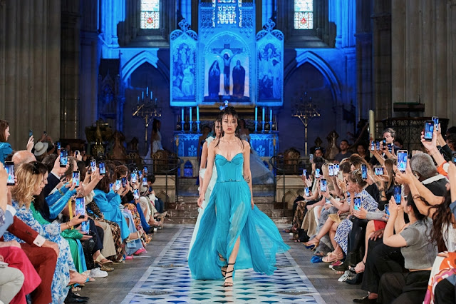 Paris Fashion Week défilé Haute Couture Automne-Hiver 2023 La Métamorphose, Cathédrale Américaine Paris