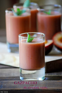 Gazpacho de ciruelas rojas con menta fresca.