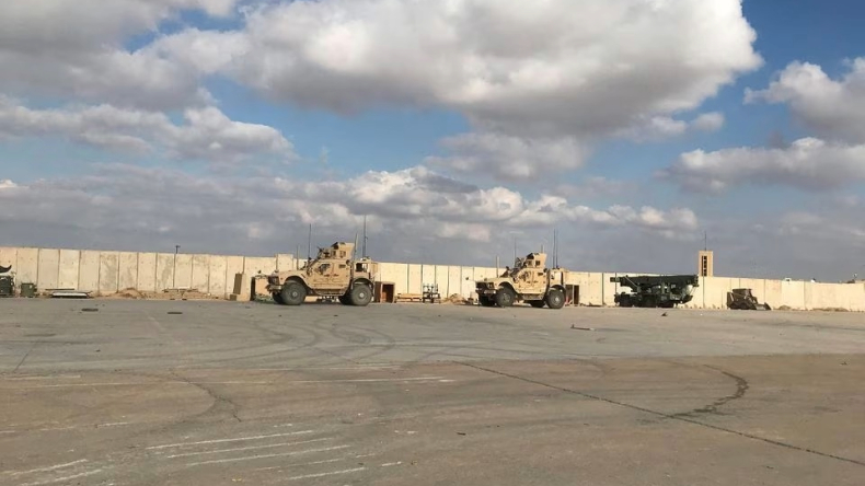 Veículos militares de soldados dos EUA são vistos na base aérea de al-Asad, na província de Anbar, Iraque, em 13 de janeiro de 2020 | John Davison/REUTERS/Foto de arquivo