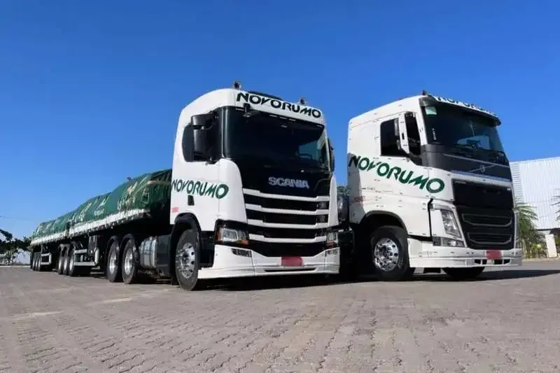 Caminhões Vovlo e Scania da Novorumo Transportes