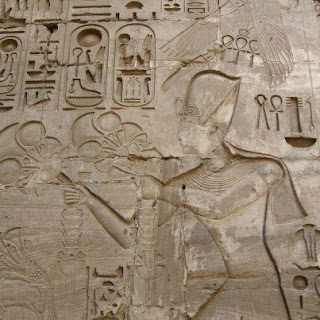 منظر للفرعون رمسيس الرابع ثالث ملوك الأسرة العشرون من معبد خونسو بالكرنك