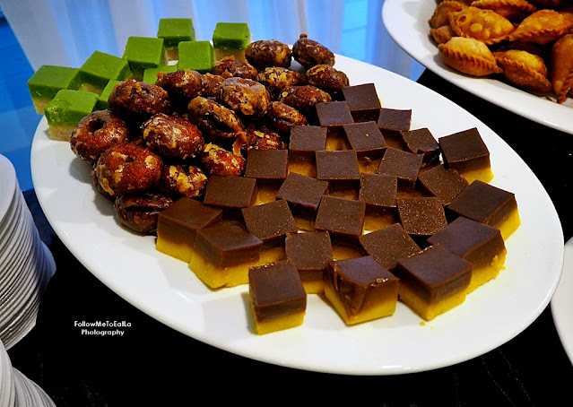 local desserts featuring kuih lapis, kuih seri muka, koleh kacang taik minyak, keria ubi keledek, popiah basah, karipap