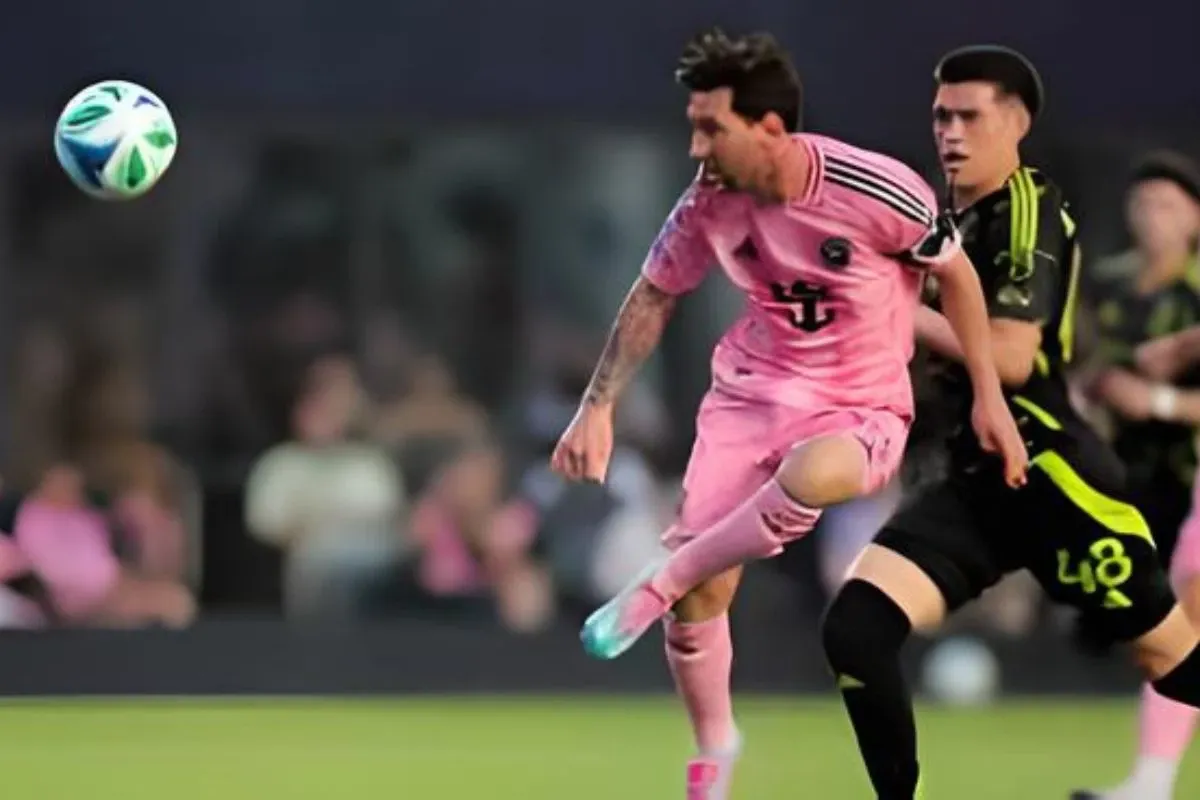 Leonel Messi  em ação durante partida,Inter Miami vs Columbus Crew com uniforme rosa e equipe adversária em destaque, capturando momento de jogo intenso.