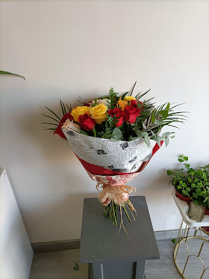 Ramos, centros, cestas, caja con flores en colores alegres para  momentos bonitos de nuestra vida
