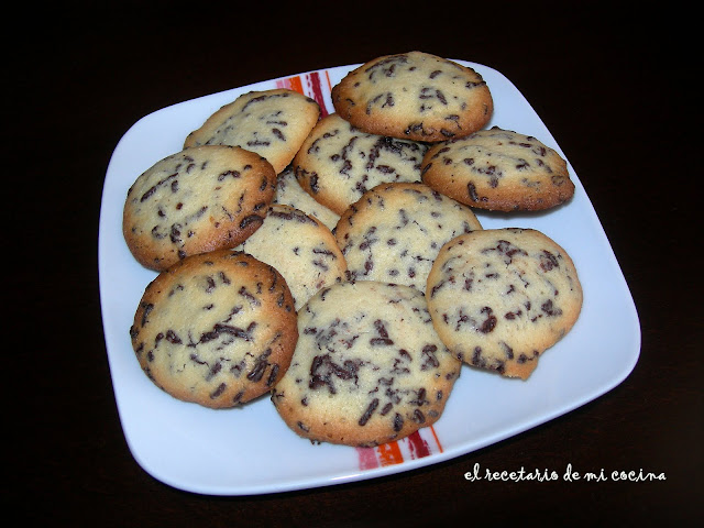 monedas de papa con fideos de chocolate