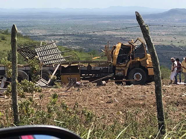 CAMINHÃO QUE TRANSPORTA  MANDIOCA CAPOTA NA DIVISA DE PERNAMBUCO COM ALAGOAS