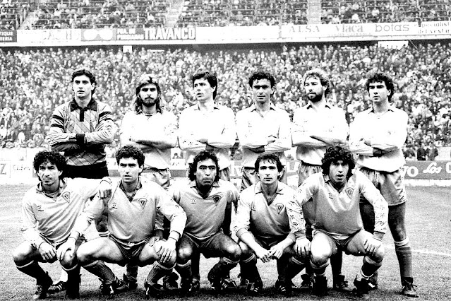 CÁDIZ C. F. Temporada 1986-87. Bermell, Juan José, Cartagena, Linares, Arreitu, Generelo. Mágico González, Conde, Cabrera, Manolito, Carrasco. REAL SPORTING DE GIJÓN 2 CÁDIZ C. F. 1. 22/03/1987. Campeonato de Liga de 1ª División, jornada 32. Gijón, estadio El Molinón. GOLES: 0-1: 25’, Cabrera. 1-1: 47’, Luis Flores, de penalti. 2-1: 58’, Luis Flores.